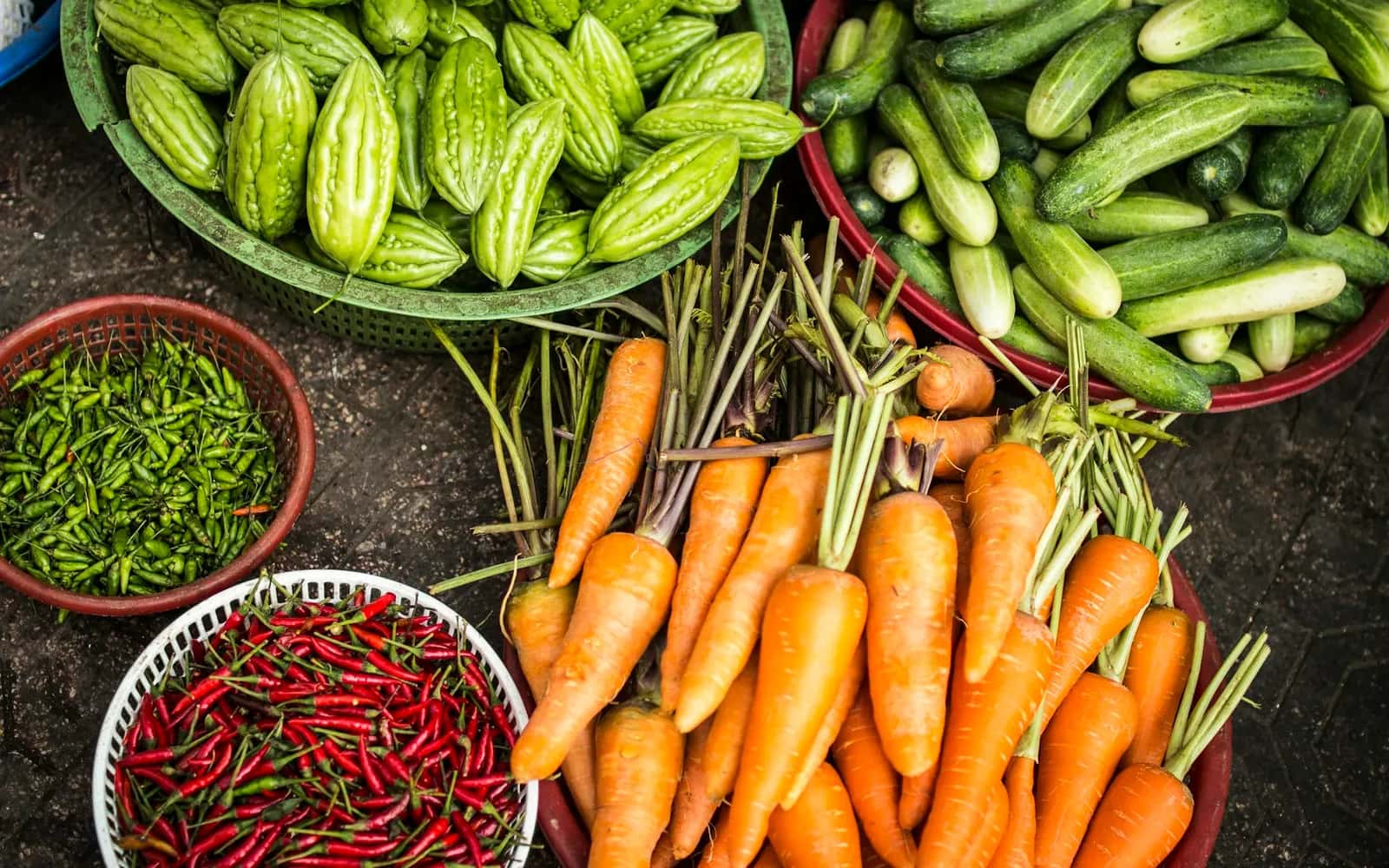 Bozor rastasidagi yangi sabzavotlar: sabzi, bodring, qalampir